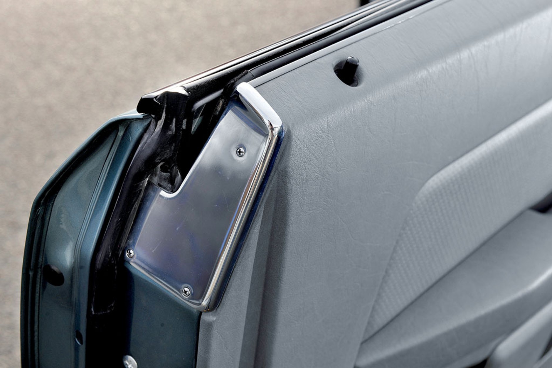 Mercedes 300 CE - skromne coupe