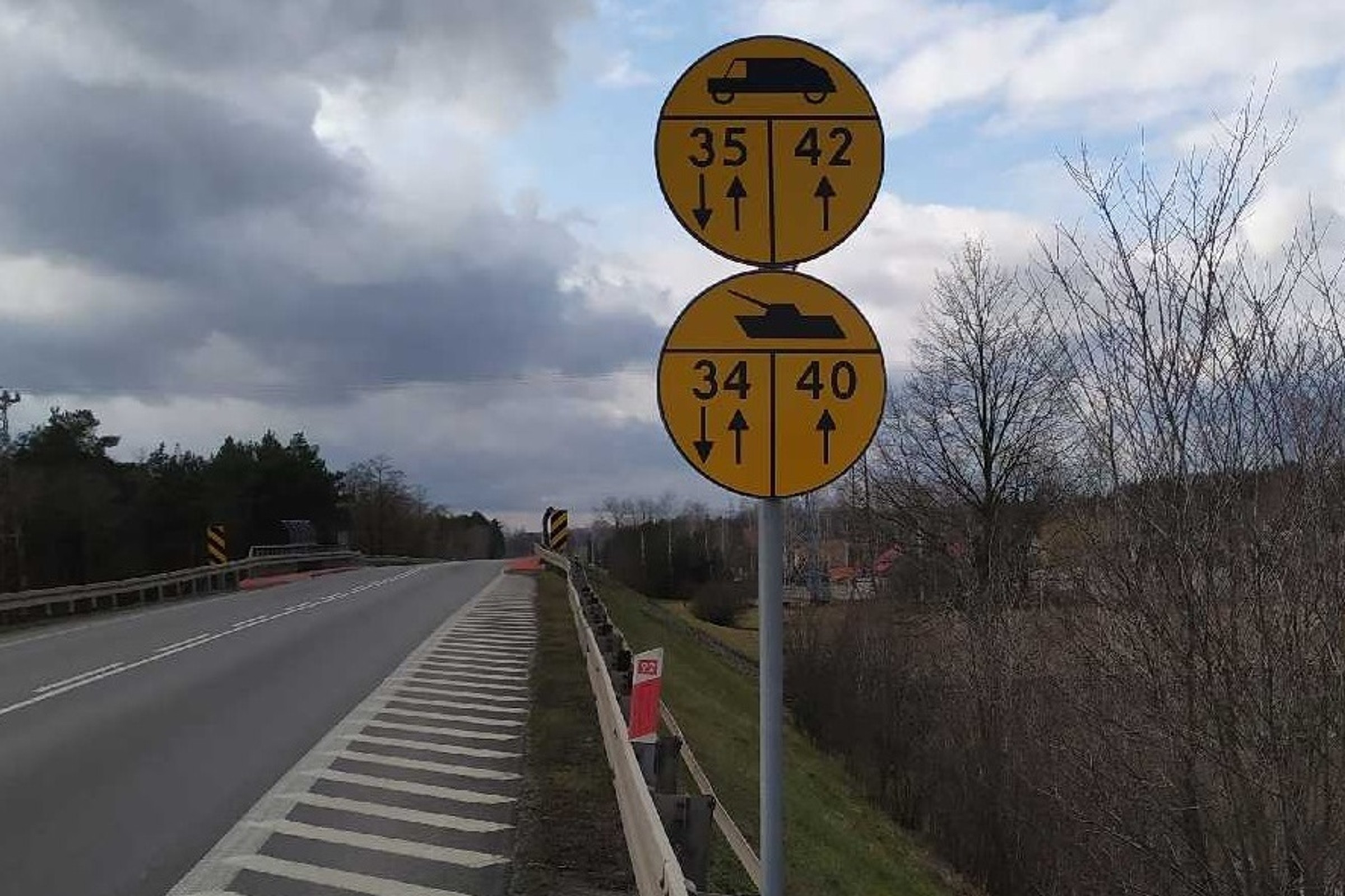 Pojazdy wojskowe na drogach. Czy można je wyprzedzać? Co oznaczają żółte znaki?