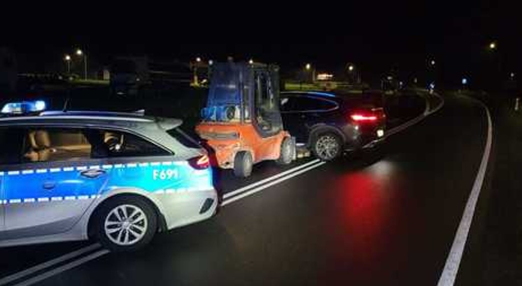 Wiózł samochód wózkiem widłowym. Grożą mu trzy lata więzienia