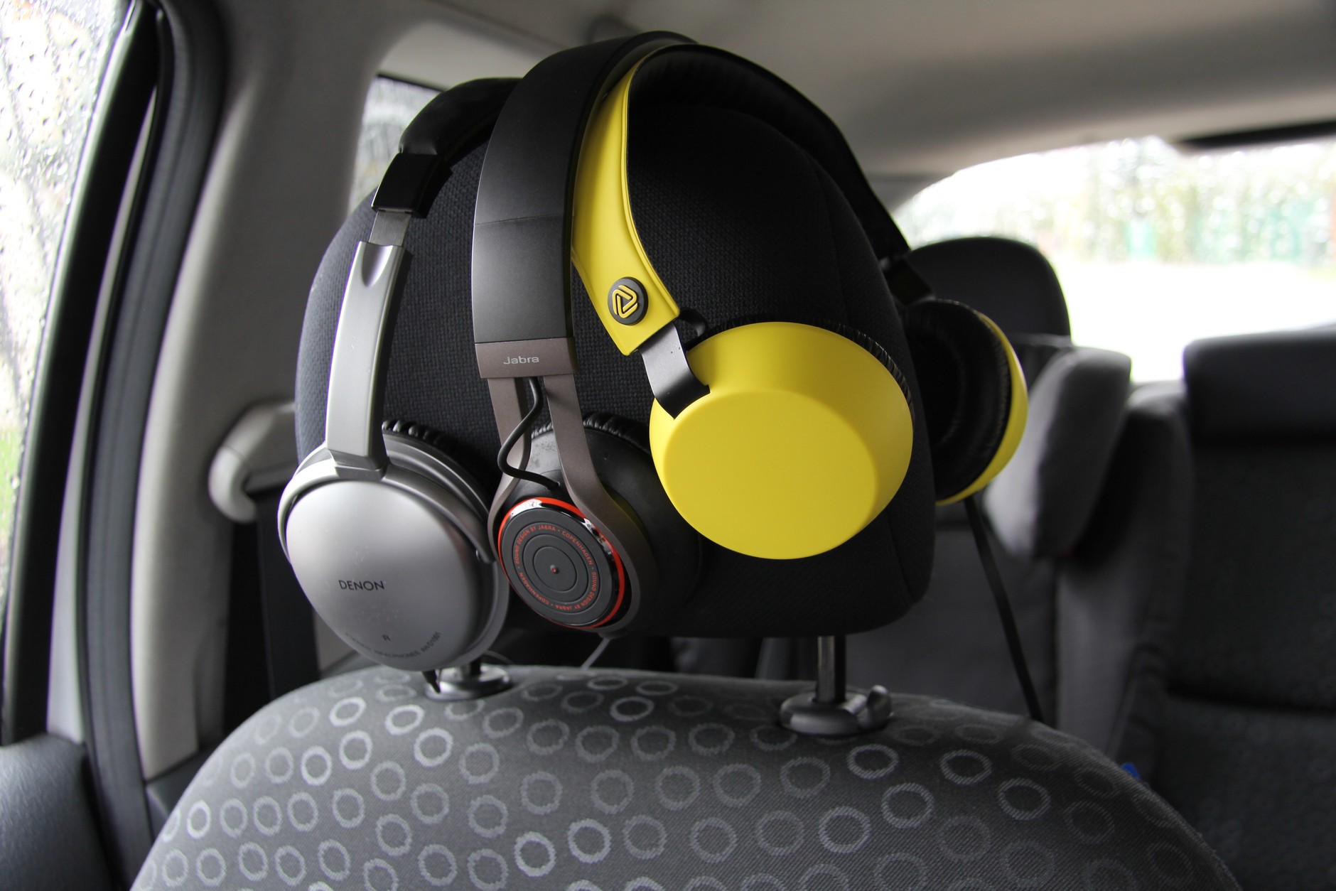 Używanie słuchawek podczas prowadzenia może spowodować rozkojarzenie i osłabić pogląd na sytuację wokół nas. We Francji są zakazane za kierownicą