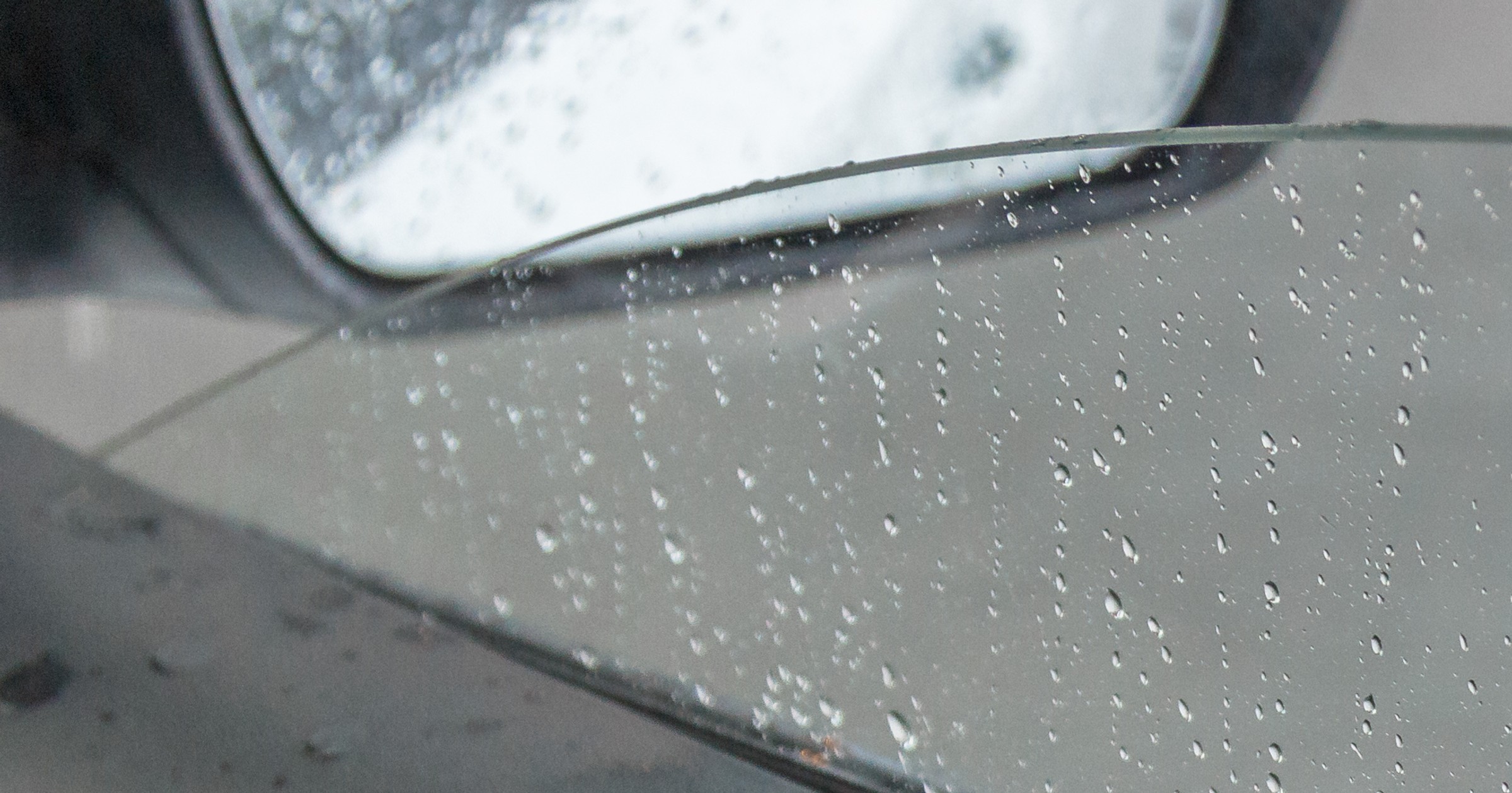 Z kroplami wody zalegającymi na lusterkach w niektórych autach możemy poradzić sobie włączając ogrzewanie tylnej szyby