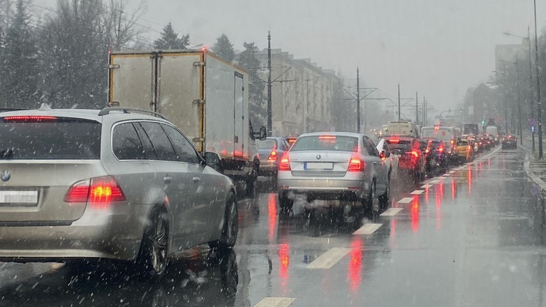 Zima, korek, opady śniegu, utrudnienia na drodze (fot. Krzysztof Kaźmierczak)