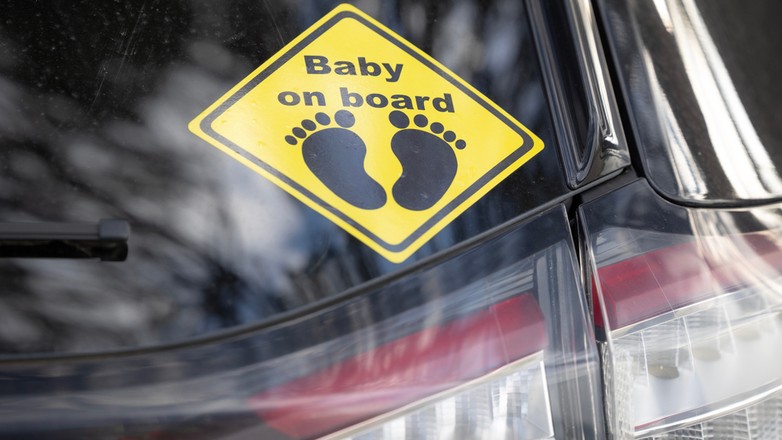 Naklejka "Baby on board" lub "Dziecko w aucie" – nie służy do wzbudzania sympatii. Chodzi o coś poważniejszego. 
