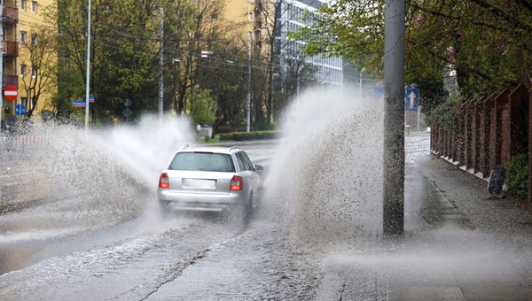 Uwaga na wodę na drodze! Zassanie wody przez silnik może kosztować cię fortunę
