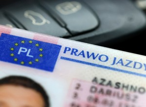 Policjant zatrzymuje prawo jazdy i nie ma dyskusji. Rzecznik chce to zmienić