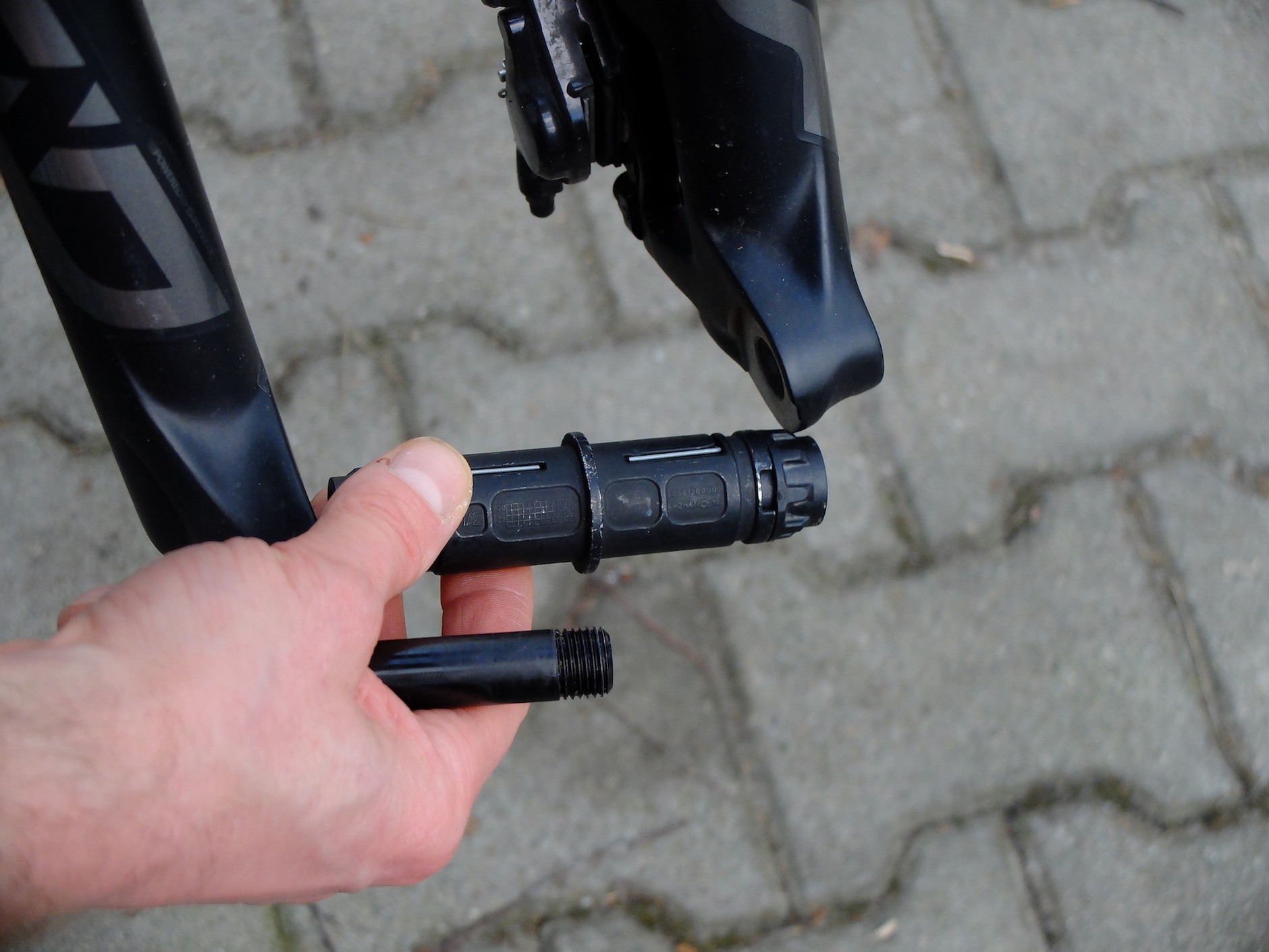 Uchwyt dachowy Thule TopRide 568 – teraz, by zamontować rower, w miejsce koła wkładamy odpowiedni adapter bagażnika.