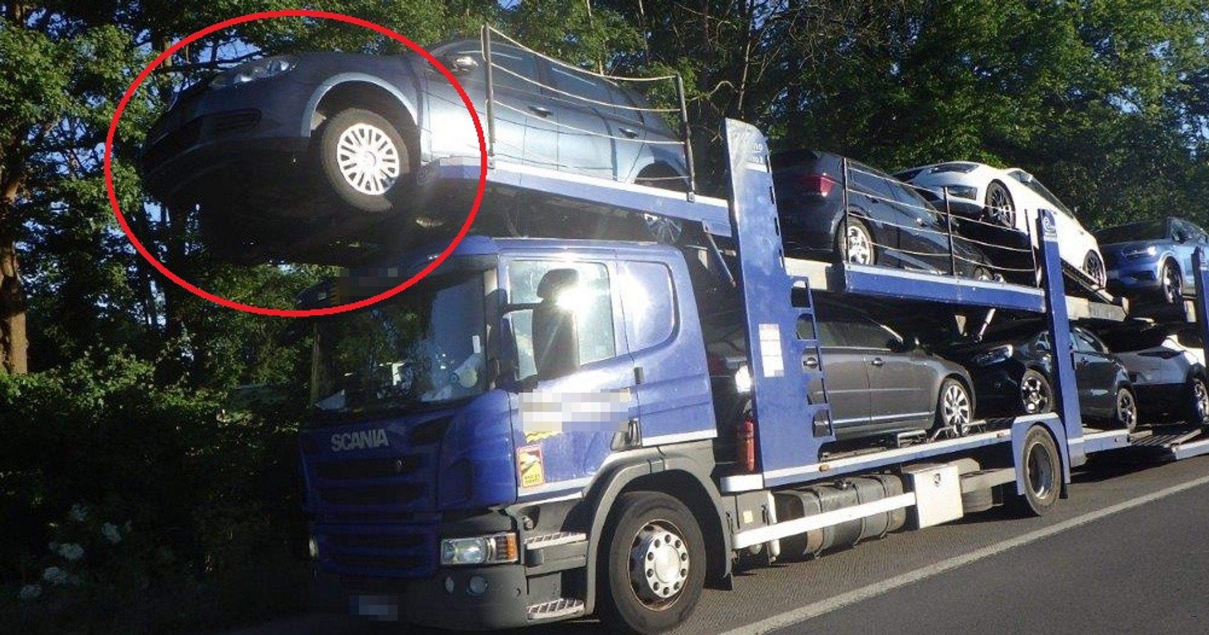 Przednie koła Golfa wisiały nad szoferką litewskiego transportera