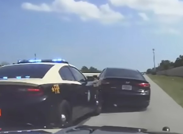 Policjanci wykonali manewr PIT. Uciekinier był bezradny [WIDEO]