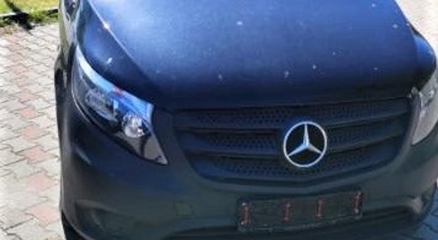 Postawili na parkingu Mercedesa bez tablic. Straż Graniczna nabrała podejrzeń