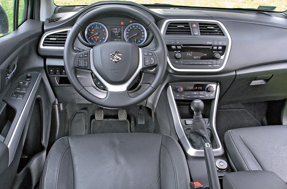 Stylistyka kokpitu całkiem przyjemna, gorzej z jakością niektórych tworzyw. Także wygłuszenie kabiny budzi uwagi