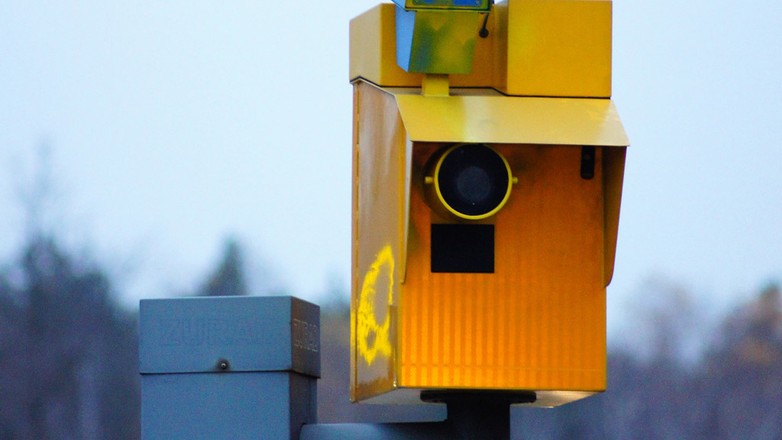 W przypadku tych urządzeń zdarza się, że np. mierzą one prędkość jednego auta, ale fotografują kolejne!