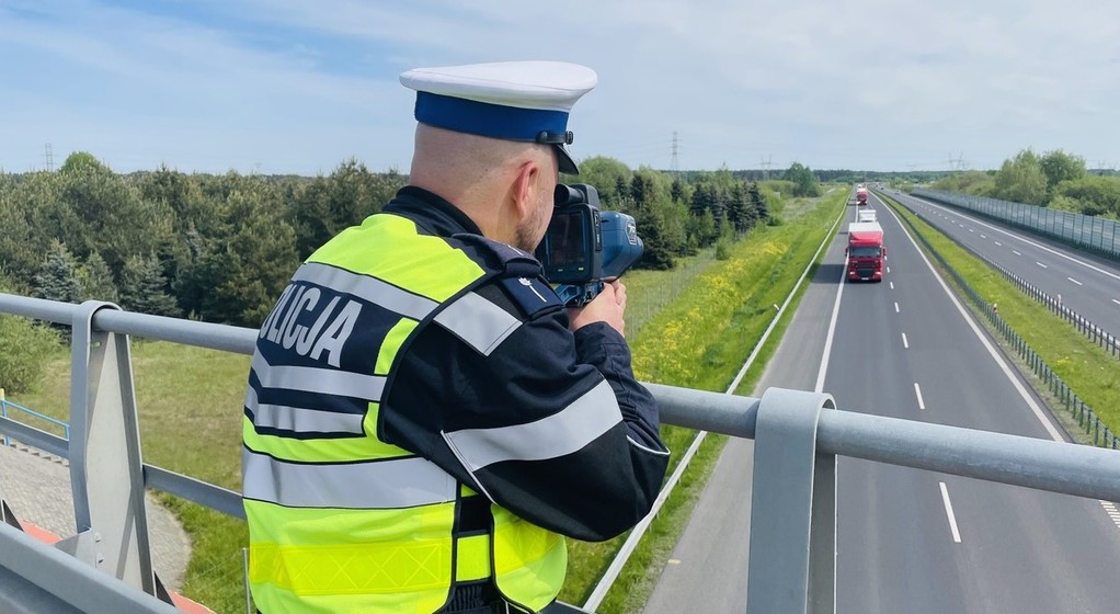 Policyjna kontrola zachowania wymaganego odstępu między pojazdami na autostradzie i drodze ekspresowej
