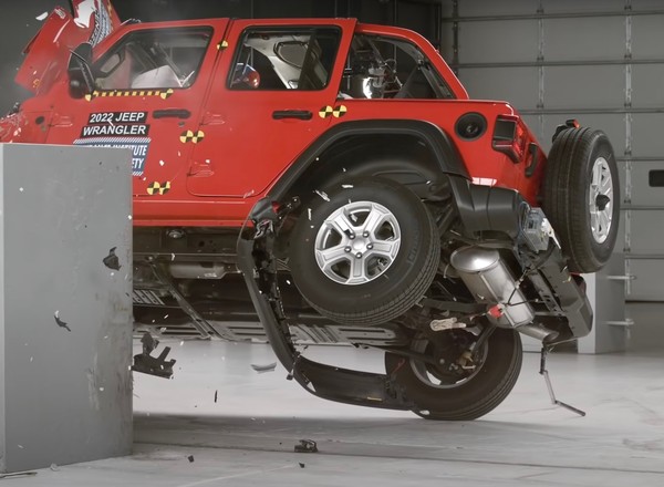 Czterodrzwiowy Jeep Wrangler znów oblał amerykański crash-test. Przewrócił się!