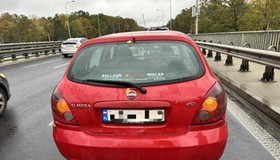 Samochód uszkodzony po kolizji. Na pierwszy rzut oka niemal brak uszkodzeń