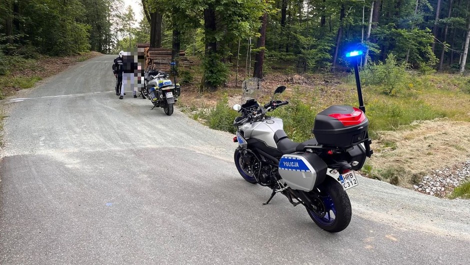 Obraz pochodzący z serwisu https://swidnica.policja.gov.pl/dsw/aktualnosci/bieza/121964,Policjanci-swidnickiej-i-walbrzyskiej-drogowki-razem-z-funkcjonariuszami-Nadlesn.html
