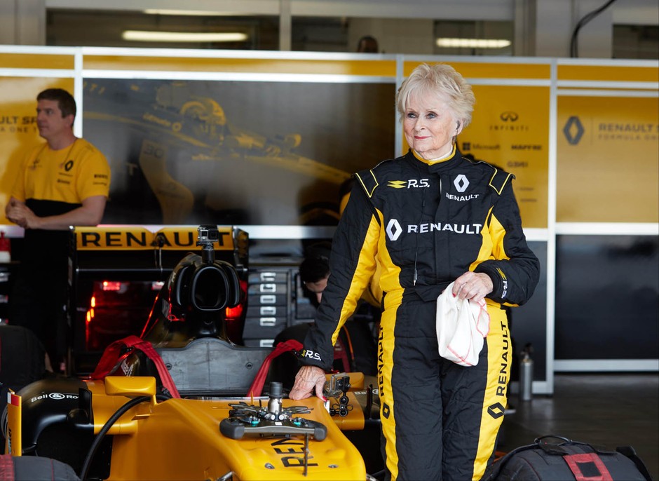 79 lat to nie przeszkoda, aby pojeździć bolidem F1