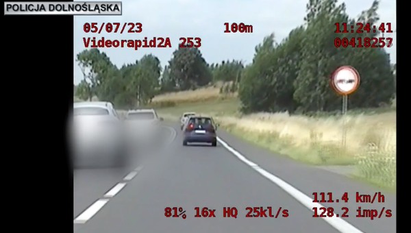 Dwaj kierowcy zrobili coś głupiego. Szybko przekonali się, że nie było warto [WIDEO]