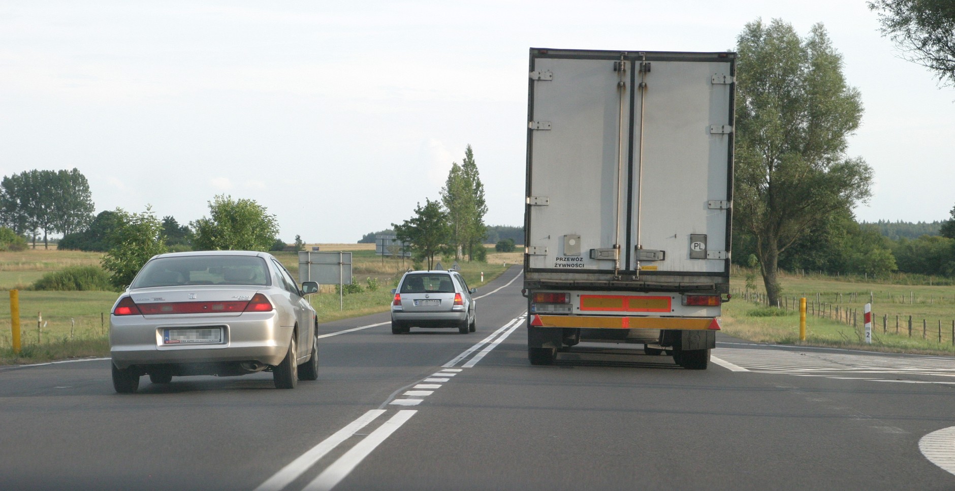 Droga dwukierunkowa jednojezdniowa – zdjęcie ilustracyjne