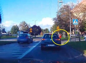 Kobieta z wózkiem wchodziła na przejście. On zaczął wyprzedzać [WIDEO]