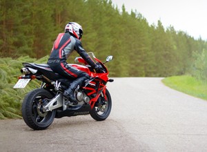 Wziął koleżankę na przejażdżkę. Ranną "zgubił" w rowie