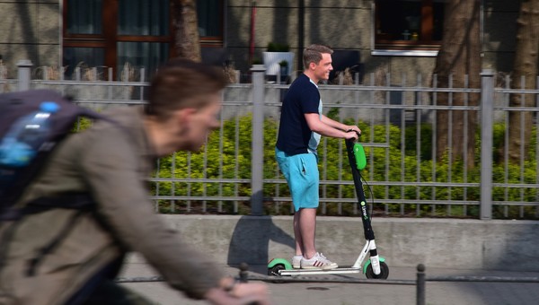Będą mandaty za prędkość dla osób na hulajnogach