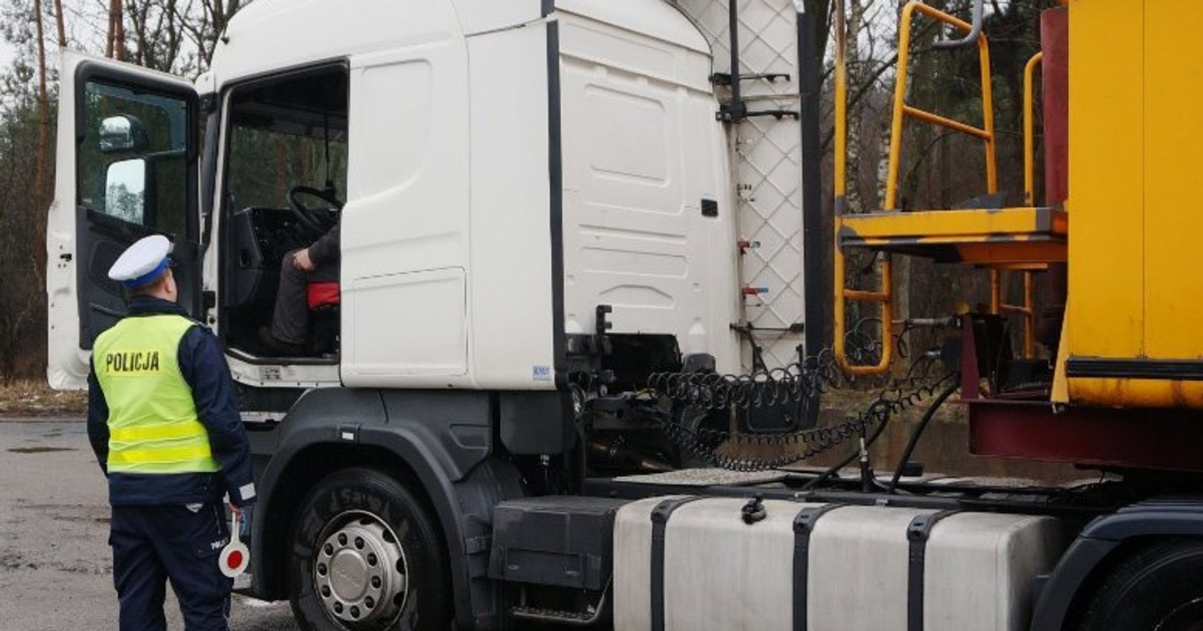 Obraz pochodzący z serwisu https://slaska.policja.gov.pl/kat/informacje/wiadomosci/382581,Dzieki-reakcji-swiadka-policjanci-zatrzymali-nietrzezwego-kierowce-tira.html