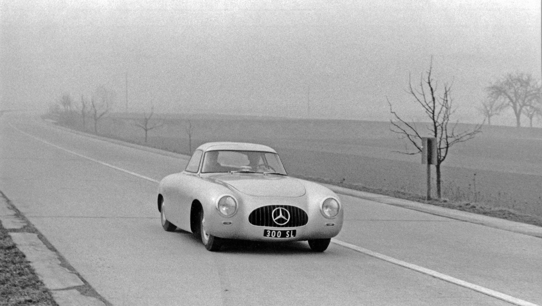 Mercedes 300 SL w 1952 r. na autostradzie pod Stuttgartem.