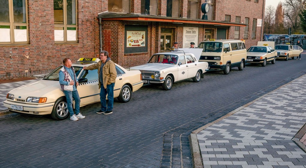 Mercedes 190D kontra Audi 100, VW T#, GAZ- Wołga M 24 i Ford Scorpio. Która klasyczna taksówka jest najlepsza
