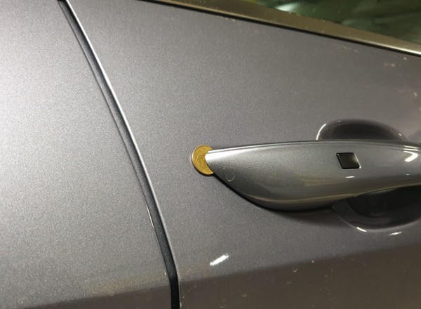 Uwaga na tę metodę złodziei. Dzięki niej otworzą auto bez problemu