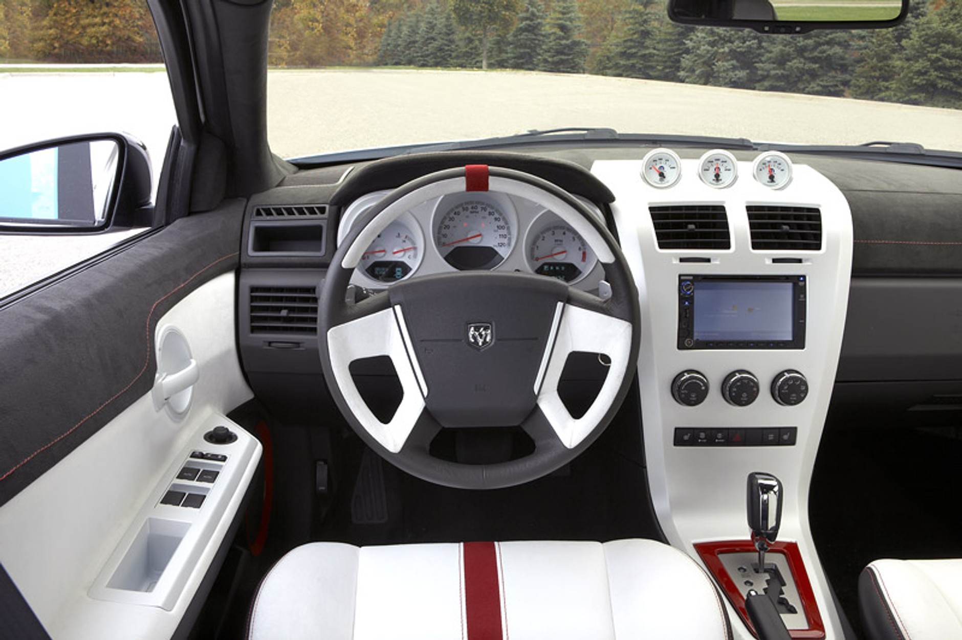 SEMA 2007: Dodge Avenger Tuner Stormtrooper – multimedialny bojownik