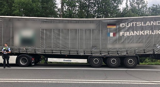 Niemieccy policjanci nie mogli uwierzyć własnym oczom. Ten element mógł się niedługo złamać!