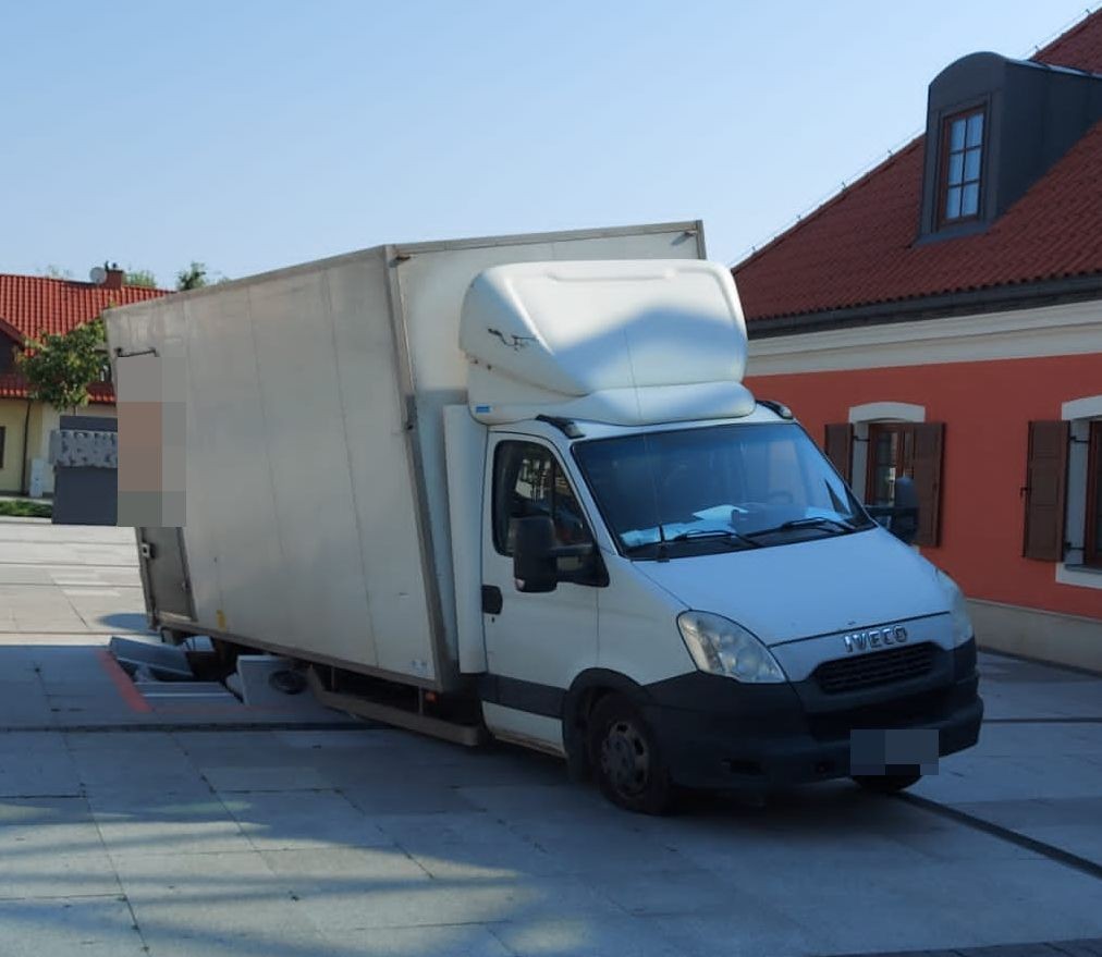 Samochodem dostawczym wjechał do fontanny