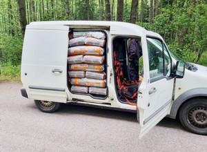 Straż Graniczna zatrzymała dostawczego Forda. Pod workami z peletem była skrytka