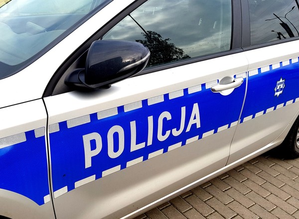 70-latek uszkodził cudze auto, wyjeżdżając z parkingu. Mandat: 4 tys. zł