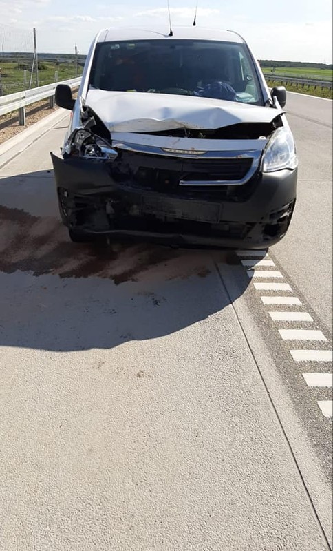 Auto dostawcze zderzyło się z Maluchem