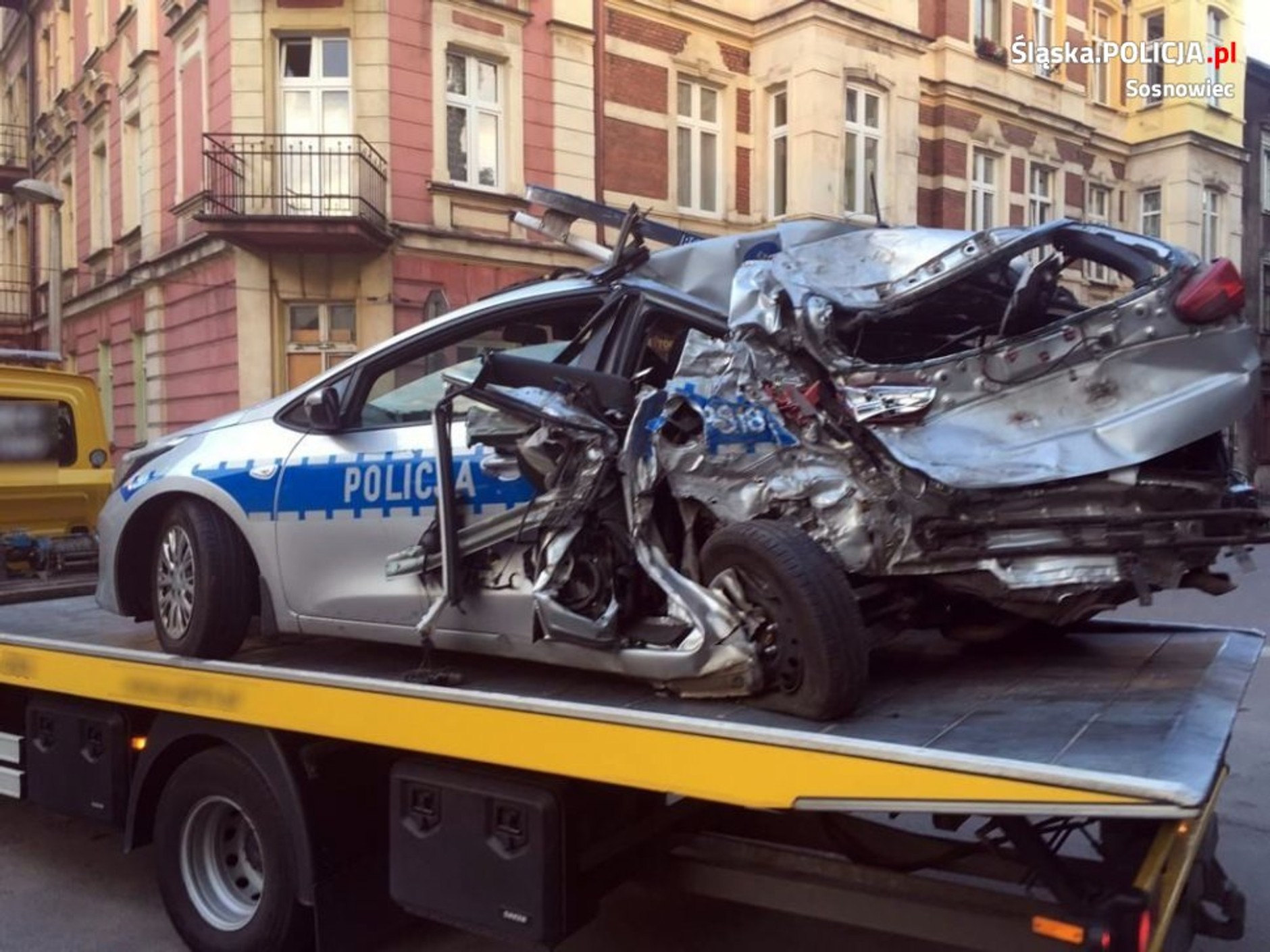 Policyjny radiowóz staranowany przez cysternę