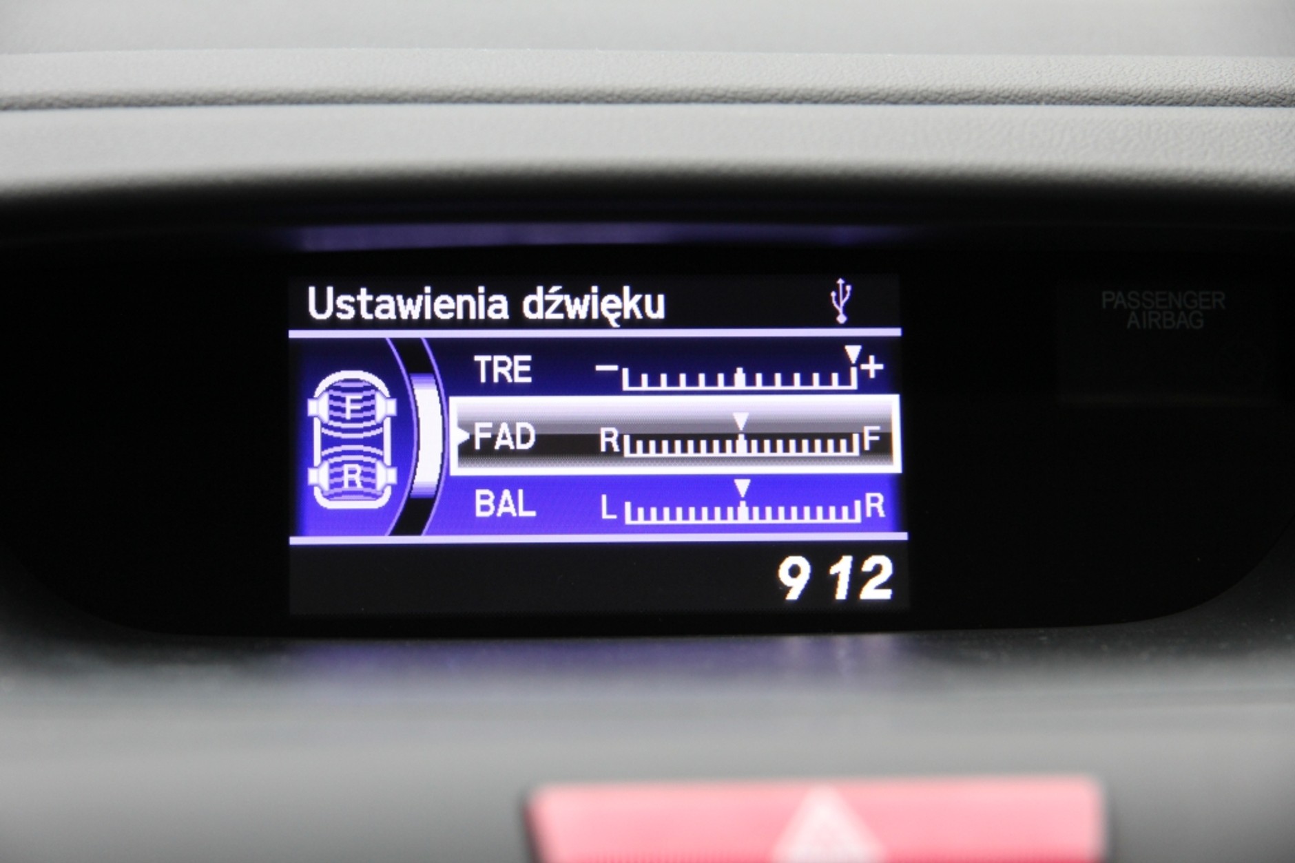 Korekcja dźwięku w nowej Hondzie CRV. Do wyboru podstawowa regulacja tonów niskich i wysokich. Ponadto balans i fader.