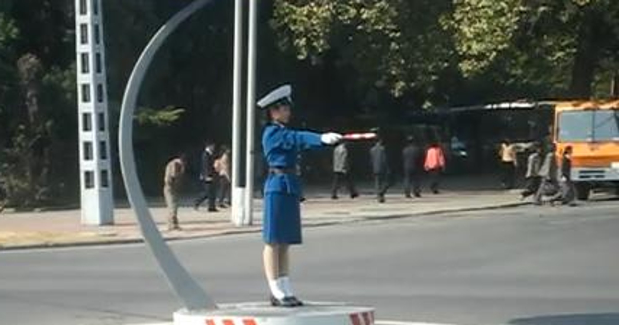 Policjantka z Korei Północnej zachowuje się jak robot
