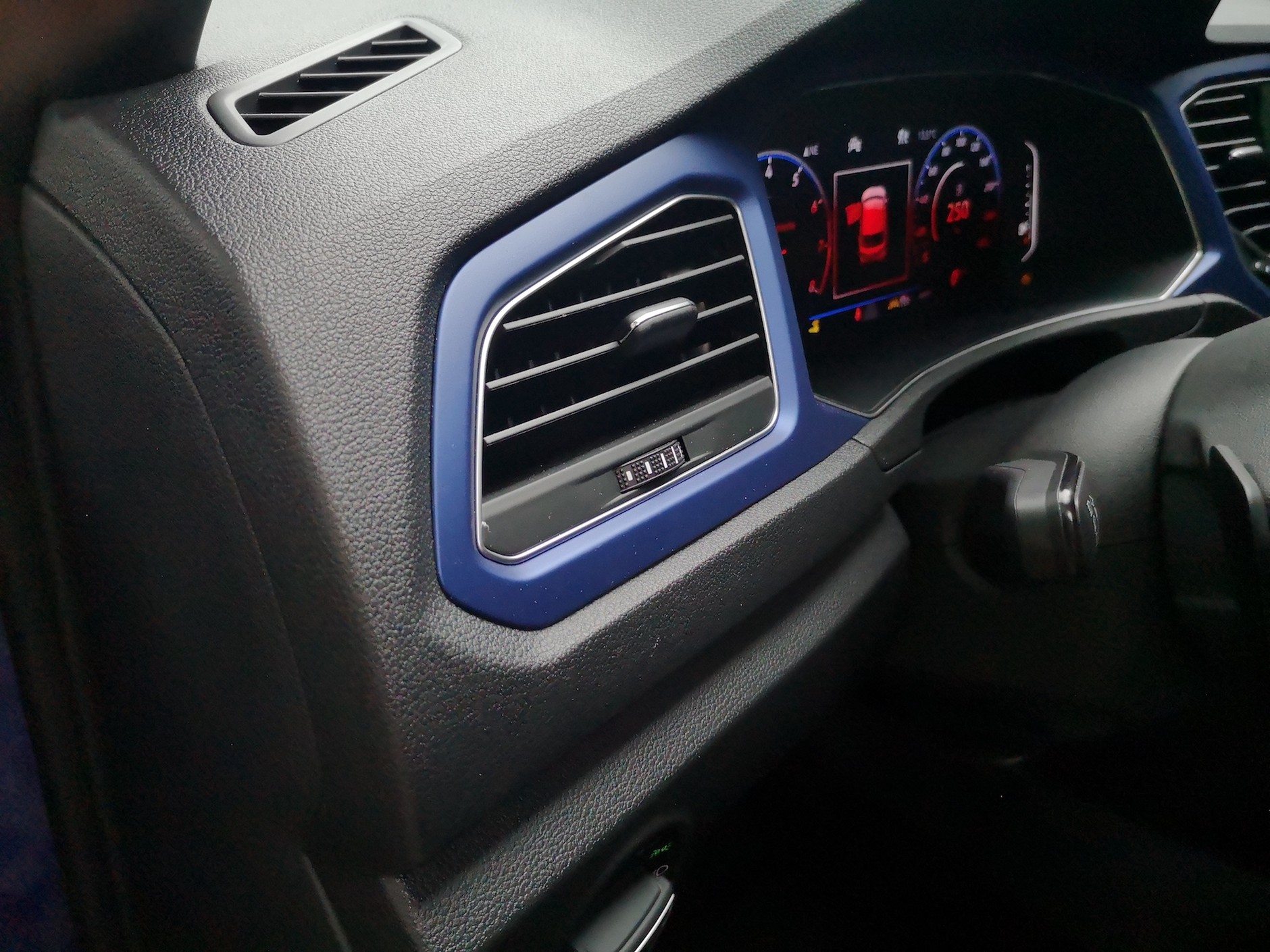 Volkswagen T-Roc R: zestaw niebieskich  nakładek ozdobnych za 500 zł. Nakładki nadają wnętrzu taki „zabawkowy” charakter