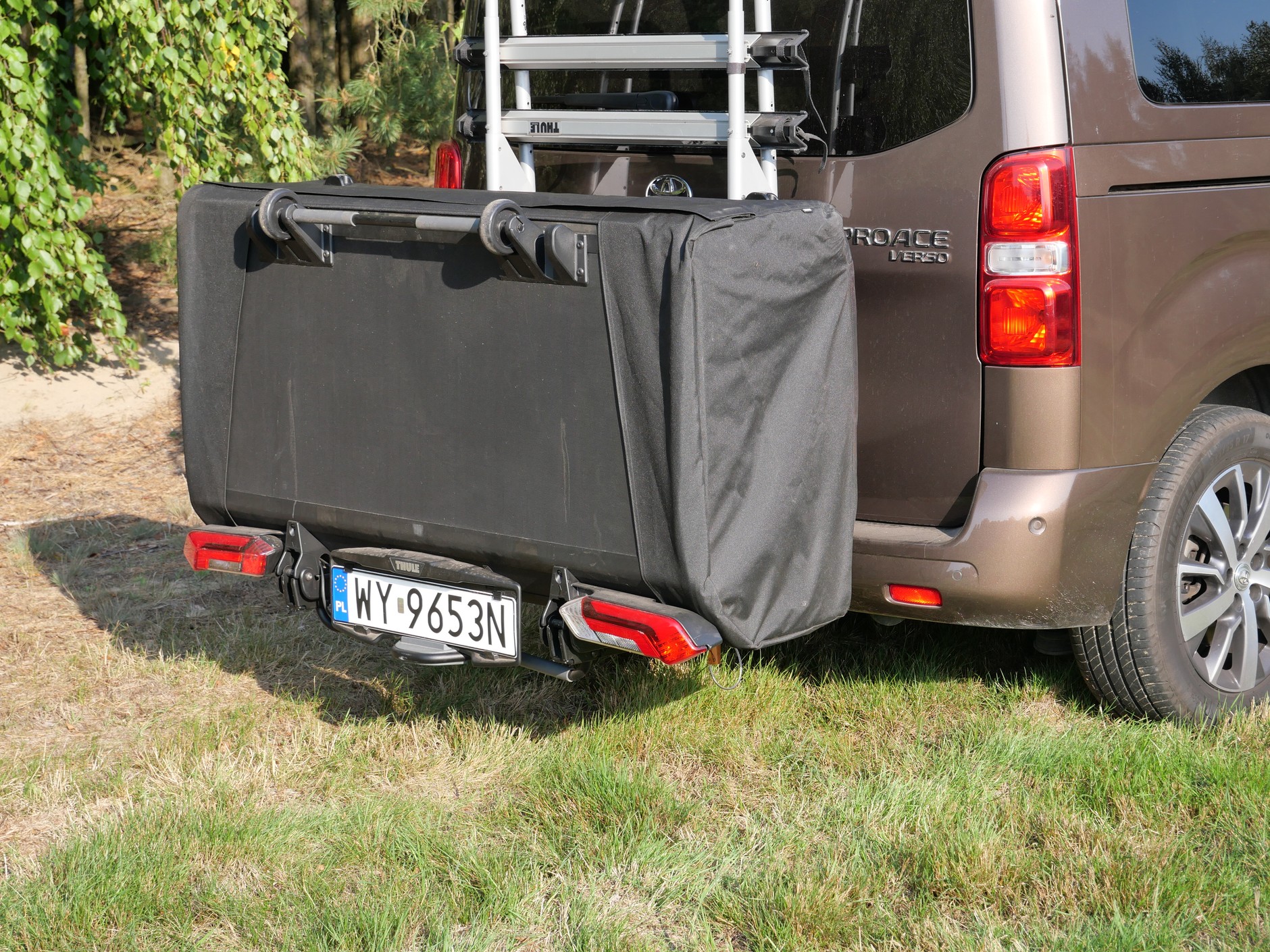 Namiot montowany na haku (Thule Outset) ma kształt sporej skrzyni chronionej pokrowcem