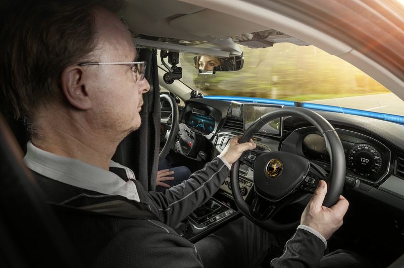 Na fotelu pasażera czuwa specjalnie przeszkolony kierowca Continental