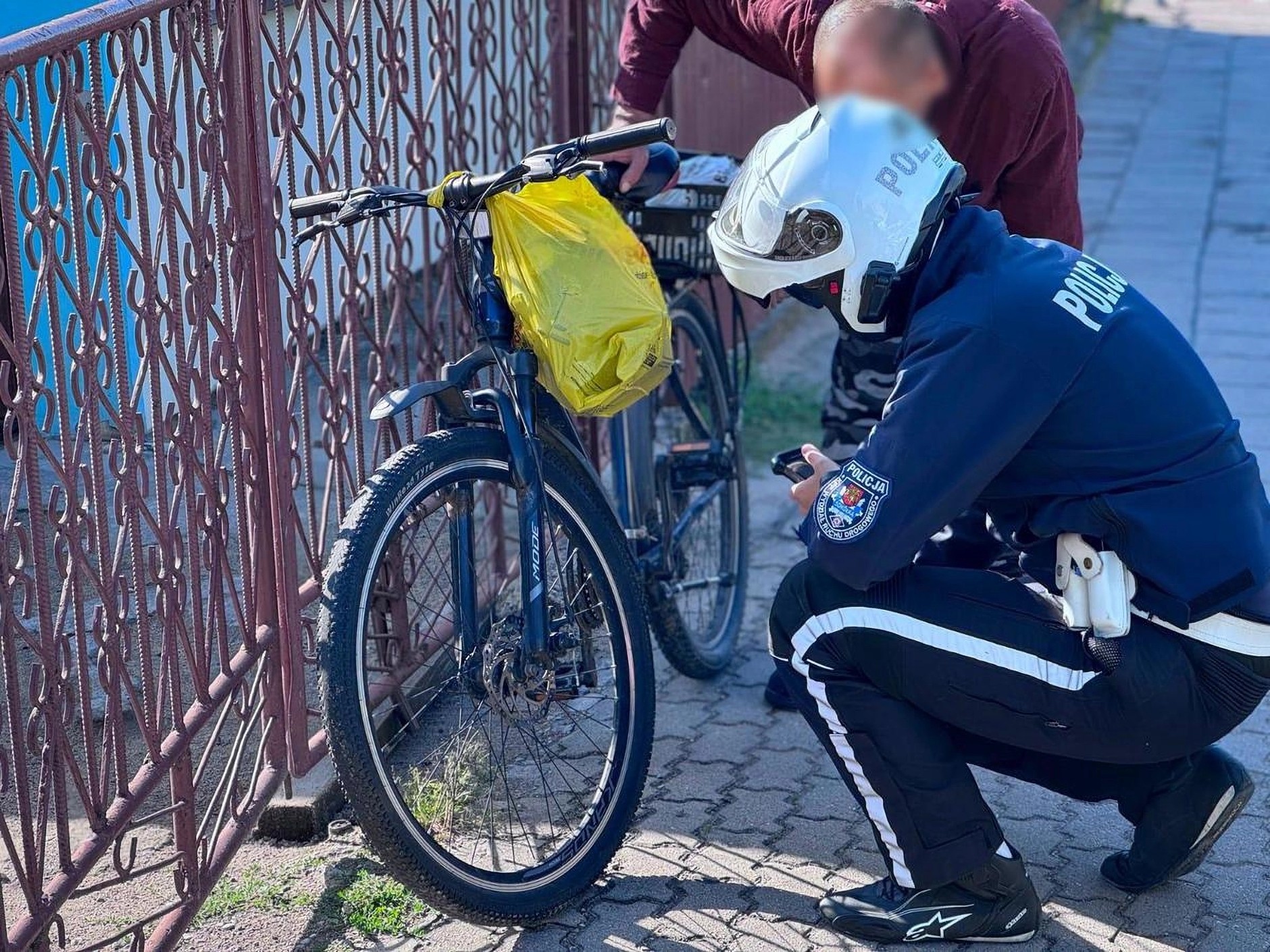 Policjant kontroluje rower