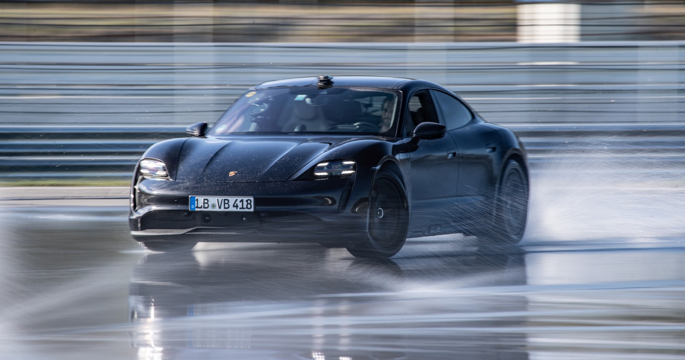 Drifting Porsche Taycan - rekord Guninessa