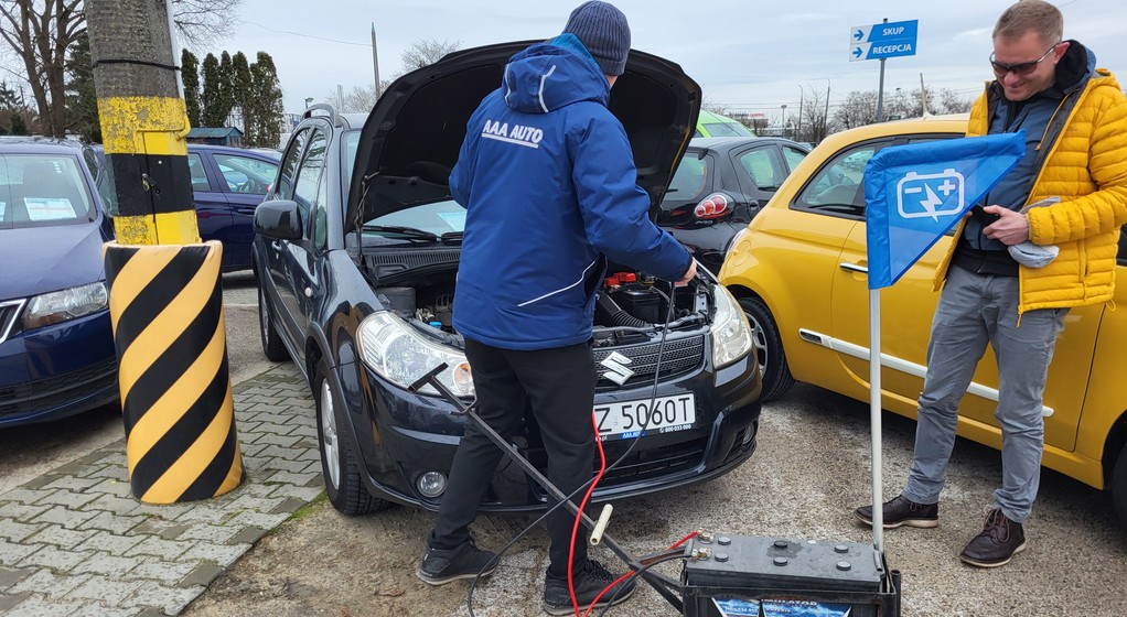 Samochody, które oglądaliśmy spędziły już trochę czasu na placu. Bez prądu z zewnątrz ani rusz