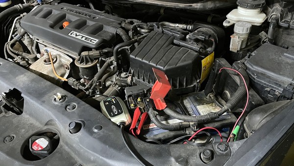 Ładowanie akumulatora prostownikiem