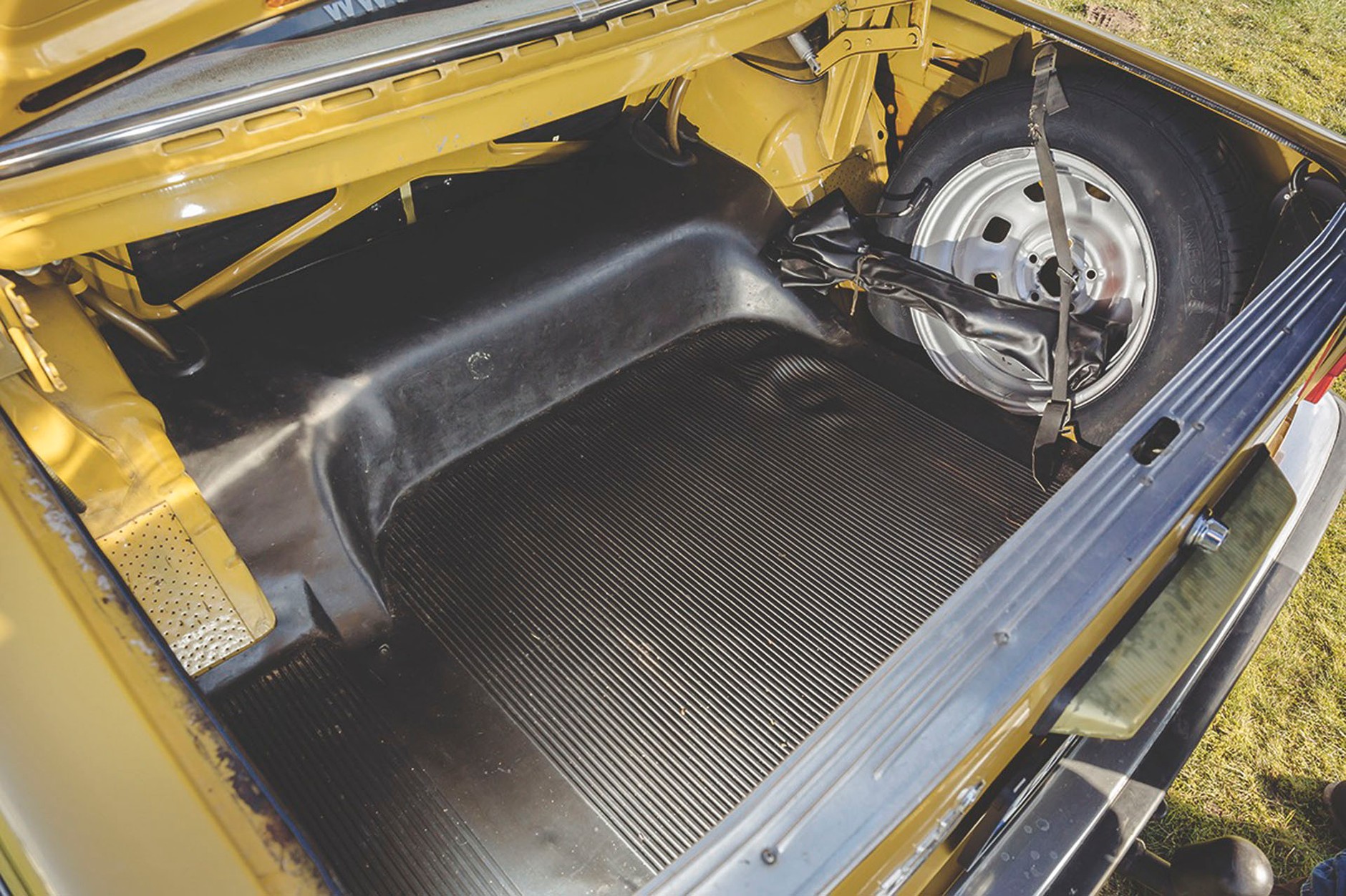 Volvo 142 DL - wakacje z przyczepką