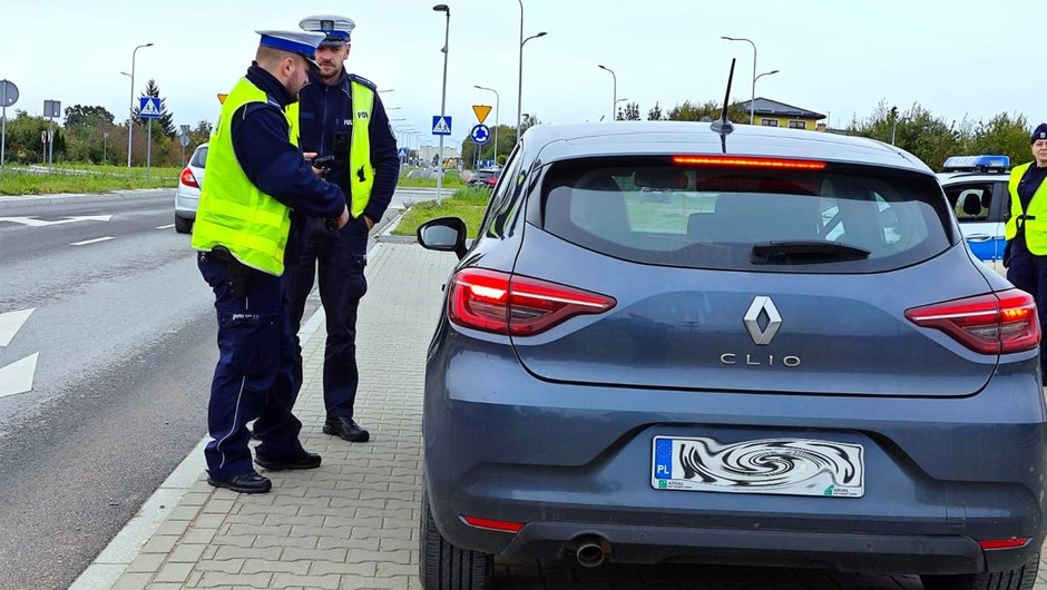 Policjanci sprawdzają zawartość bagażników osób jadących na groby