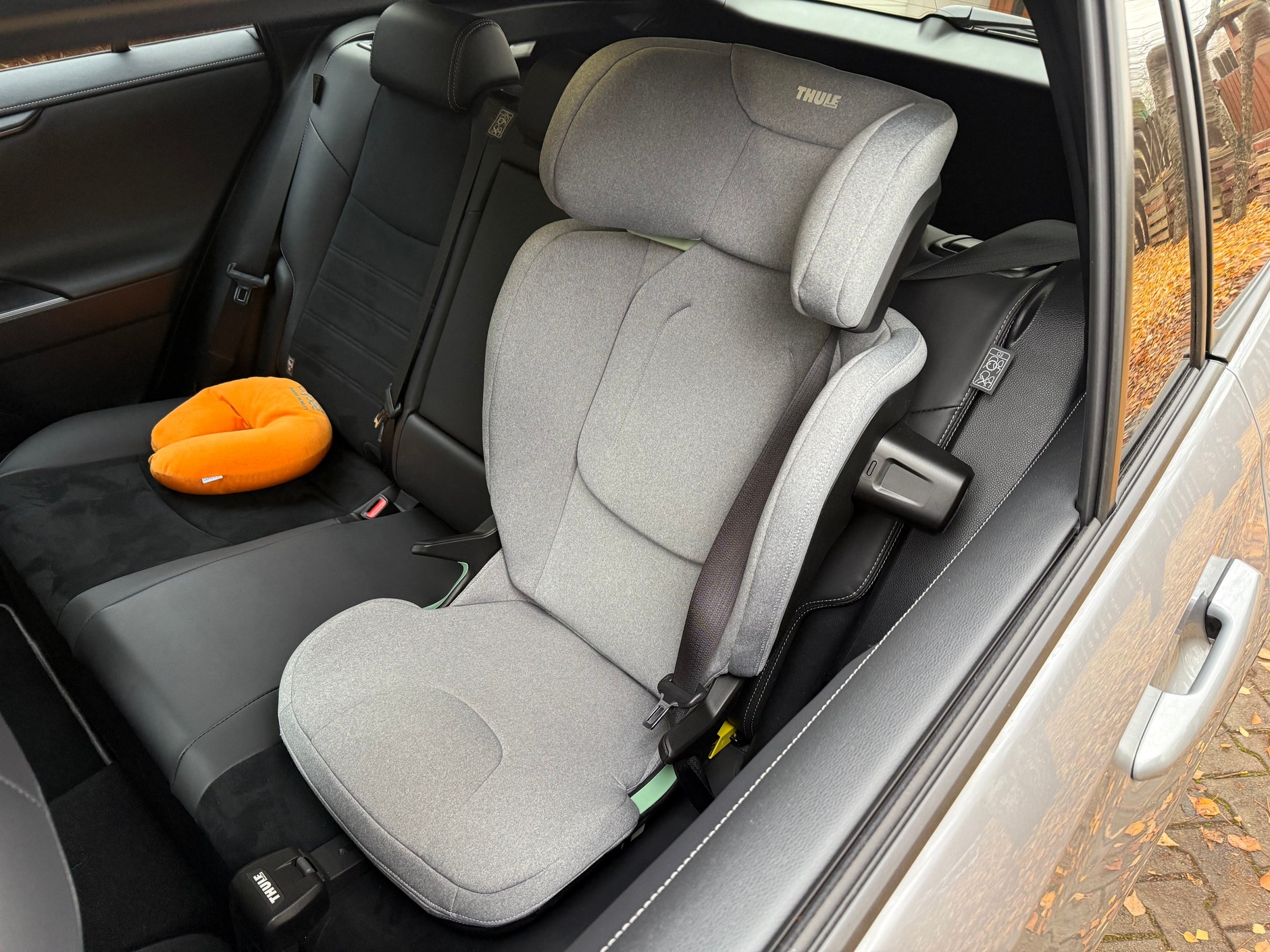 Dobry fotelik samochodowy eliminuje wiele problemów z bezpieczeństwem na tylnych siedzeniach auta