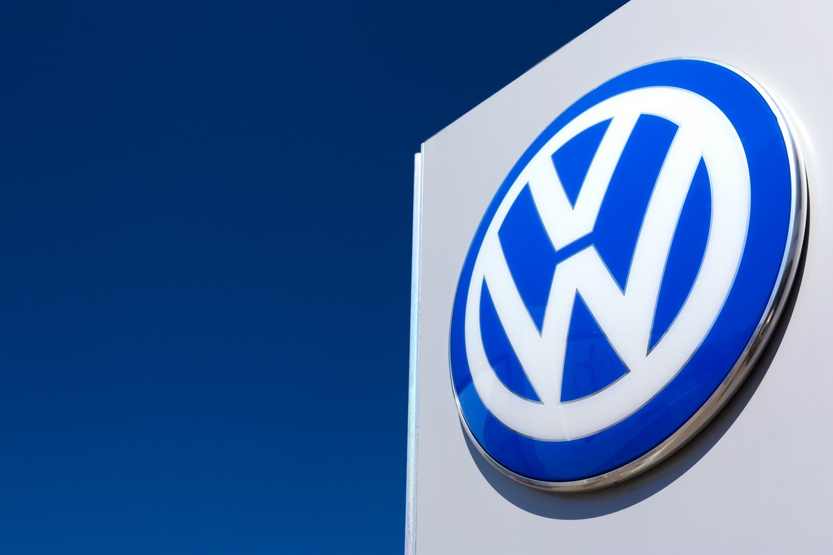 Akcje Volkswagena są absurdalnie tanie. Wręcz zbyt tanie. Czy to dobry moment, by je kupić?