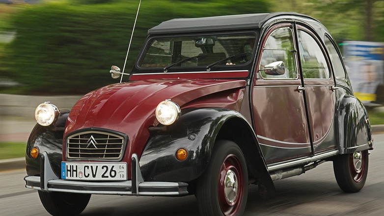 Citroen 2CV produkowany był w latach 1949-1990